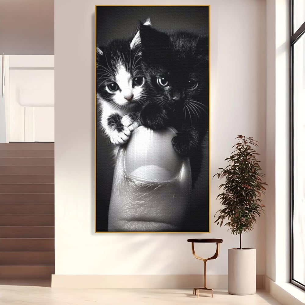 Tablou canvas cu tablou canvas cu doi pisoi mici agatati de un deget, in rama de aluminiu auriu
